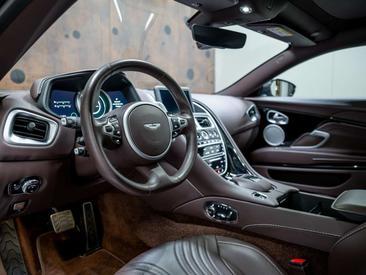 Aston Martin DB11 V8 — photo 18