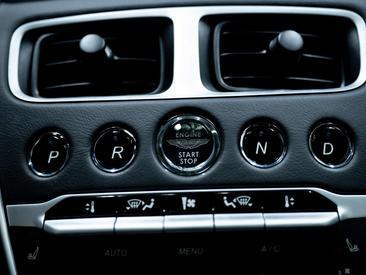 Aston Martin DB11 V8 — photo 30