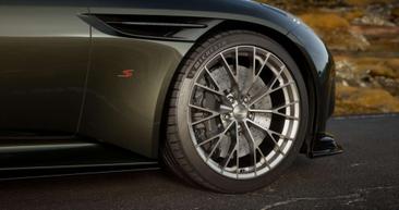 Aston Martin DB12 V8 — photo 11