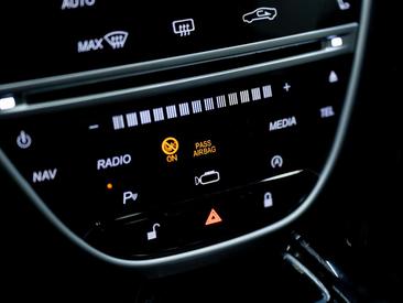 Aston Martin DB11 V8 — photo 36