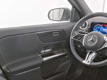 Mercedes EQA 300 4MATIC — photo 4