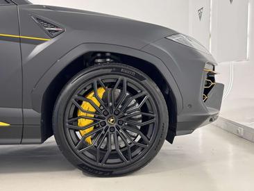 Lamborghini Urus SE — photo 13