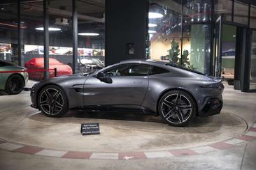 Aston Martin Vantage V8 — photo 10