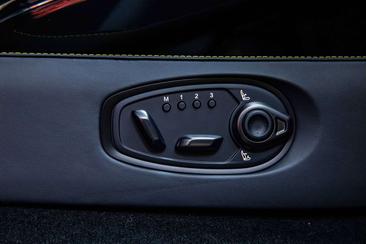 Aston Martin Vantage V8 — photo 10