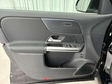 Mercedes EQA 250 — photo 13