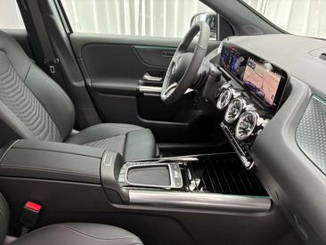 Mercedes EQA 250 — photo 21