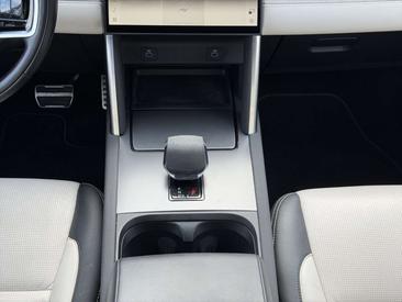 Land Rover Discovery Sport P300e — photo 15