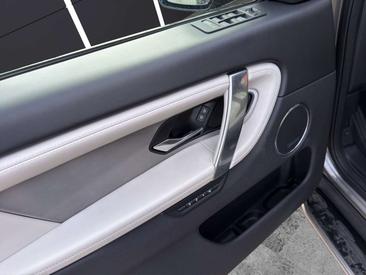 Land Rover Discovery Sport P300e — photo 16