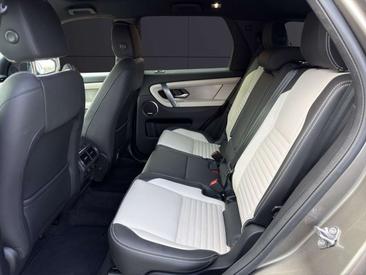 Land Rover Discovery Sport P300e — photo 17