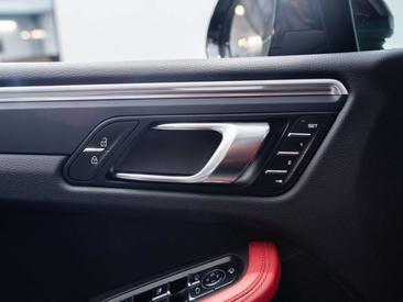 Porsche Macan — photo 10