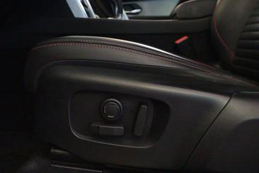 Land Rover Discovery Sport P300e — photo 10