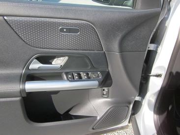 Mercedes EQA 300 4MATIC — photo 7