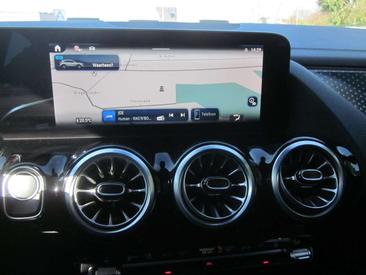 Mercedes EQA 300 4MATIC — photo 10