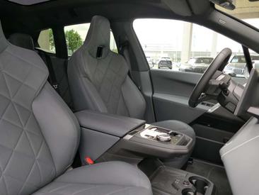 BMW IX XDrive60 — photo 12