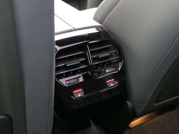 BMW IX XDrive60 — photo 15