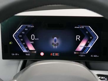 BMW IX XDrive60 — photo 25
