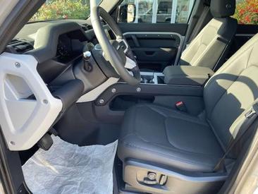 Land Rover Defender 90 D200 MHEV — photo 5