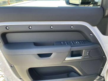 Land Rover Defender 90 D200 MHEV — photo 8