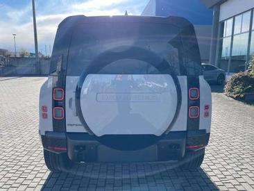 Land Rover Defender 90 D200 MHEV — photo 13
