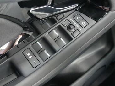 Land Rover Range Rover Evoque P300e — photo 30