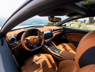 Ferrari GTC4Lusso — photo 12