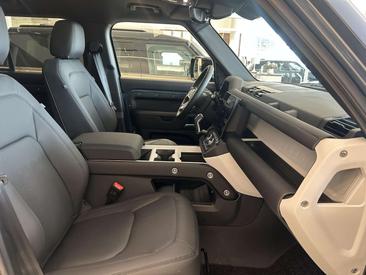 Land Rover Defender 90 D200 MHEV — photo 3