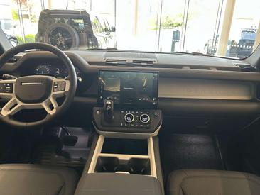 Land Rover Defender 90 D200 MHEV — photo 4