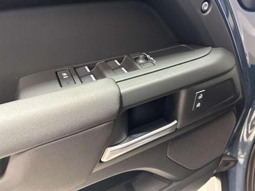 Land Rover Defender 90 D200 MHEV — photo 10