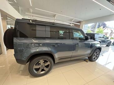 Land Rover Defender 90 D200 MHEV — photo 16