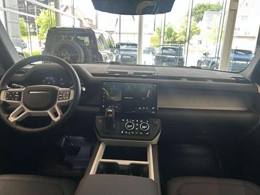 Land Rover Defender 90 D200 MHEV — photo 18