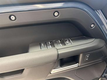 Land Rover Defender 90 D200 MHEV — photo 21