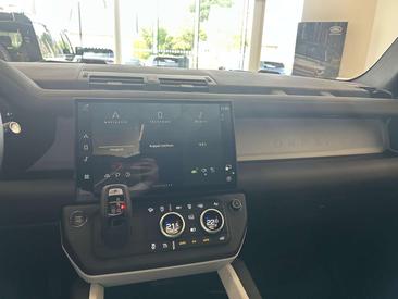 Land Rover Defender 90 D200 MHEV — photo 23