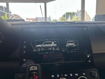 Land Rover Defender 90 D200 MHEV — photo 26