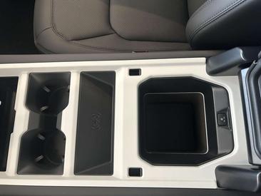Land Rover Defender 90 D200 MHEV — photo 28