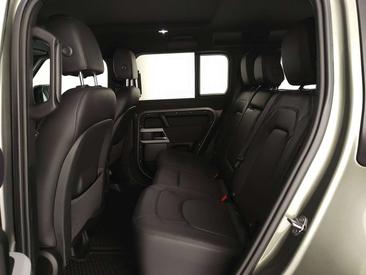 Land Rover Defender 90 D200 MHEV — photo 9