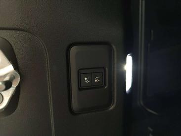 Land Rover Defender 90 D200 MHEV — photo 11