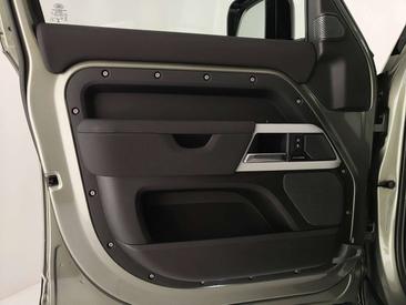Land Rover Defender 90 D200 MHEV — photo 12