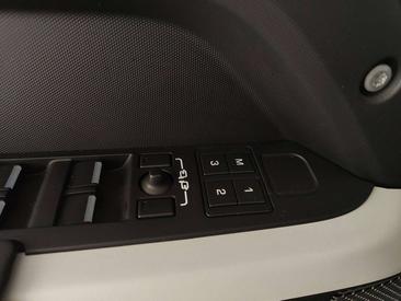 Land Rover Defender 90 D200 MHEV — photo 13