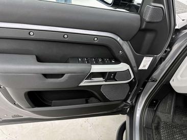 Land Rover Defender 90 D200 MHEV — photo 11