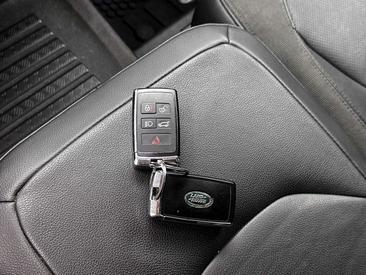 Land Rover Defender 90 D200 MHEV — photo 26