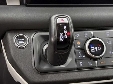 Land Rover Defender 90 D200 MHEV — photo 30