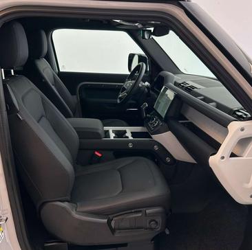 Land Rover Defender 90 D200 MHEV — photo 9