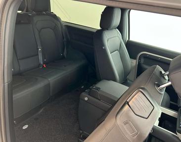 Land Rover Defender 90 D200 MHEV — photo 10