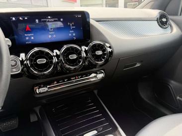 Mercedes GLA 200 — photo 14