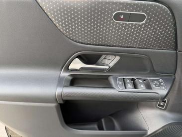 Mercedes GLA 200 — photo 18