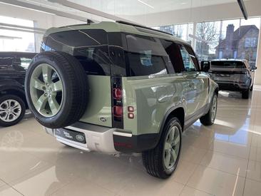 Land Rover Defender 130 Outbound — photo 2