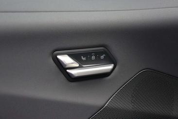BMW iX3 50 XDrive — photo 8