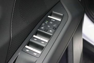 BMW iX3 50 XDrive — photo 9