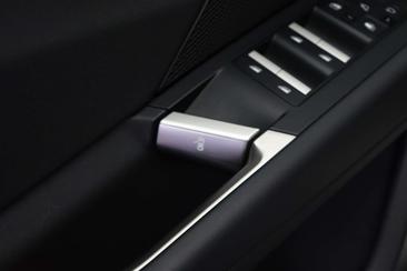 BMW iX3 50 XDrive — photo 10