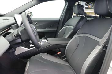 BMW iX3 50 XDrive — photo 12